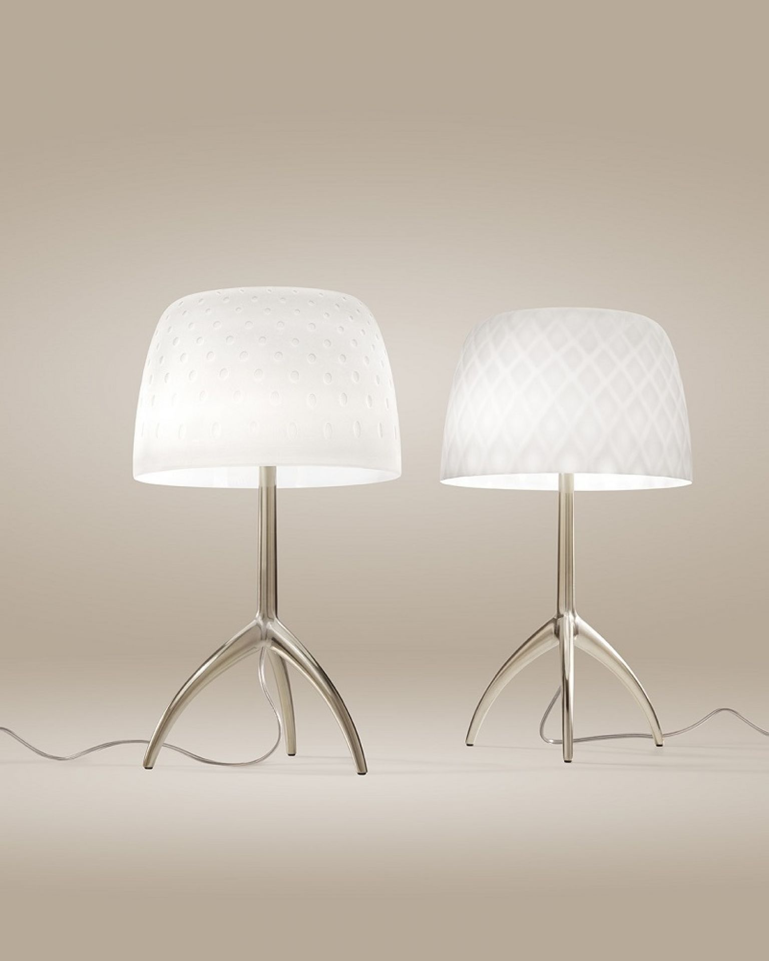 Zwei Lumiere Tischleuchten von Foscarini mit weißem Glasschirm und silbernem Fuß.