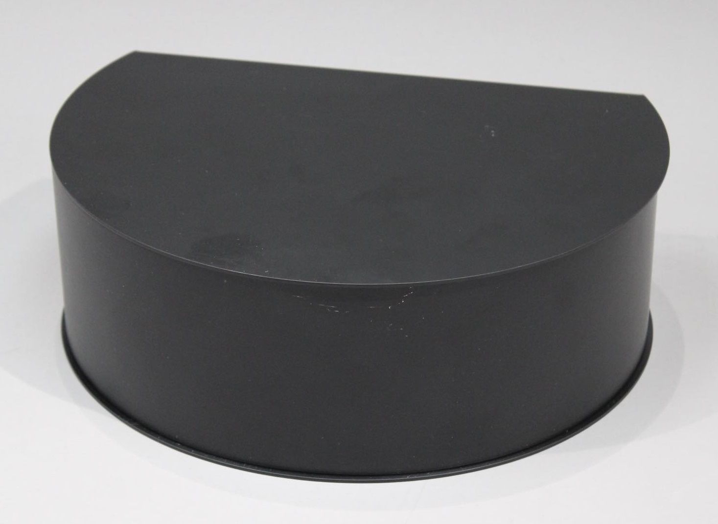 Wallie Wandschublade von Woud, schwarzes Wandregal in Halbkreisform, modernes Design für die Wandmontage.