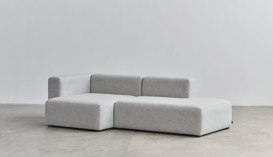 Graues Mags Sofa mit Armlehne links, ein modernes modulares Sofa für Wohnzimmer und Lounges.