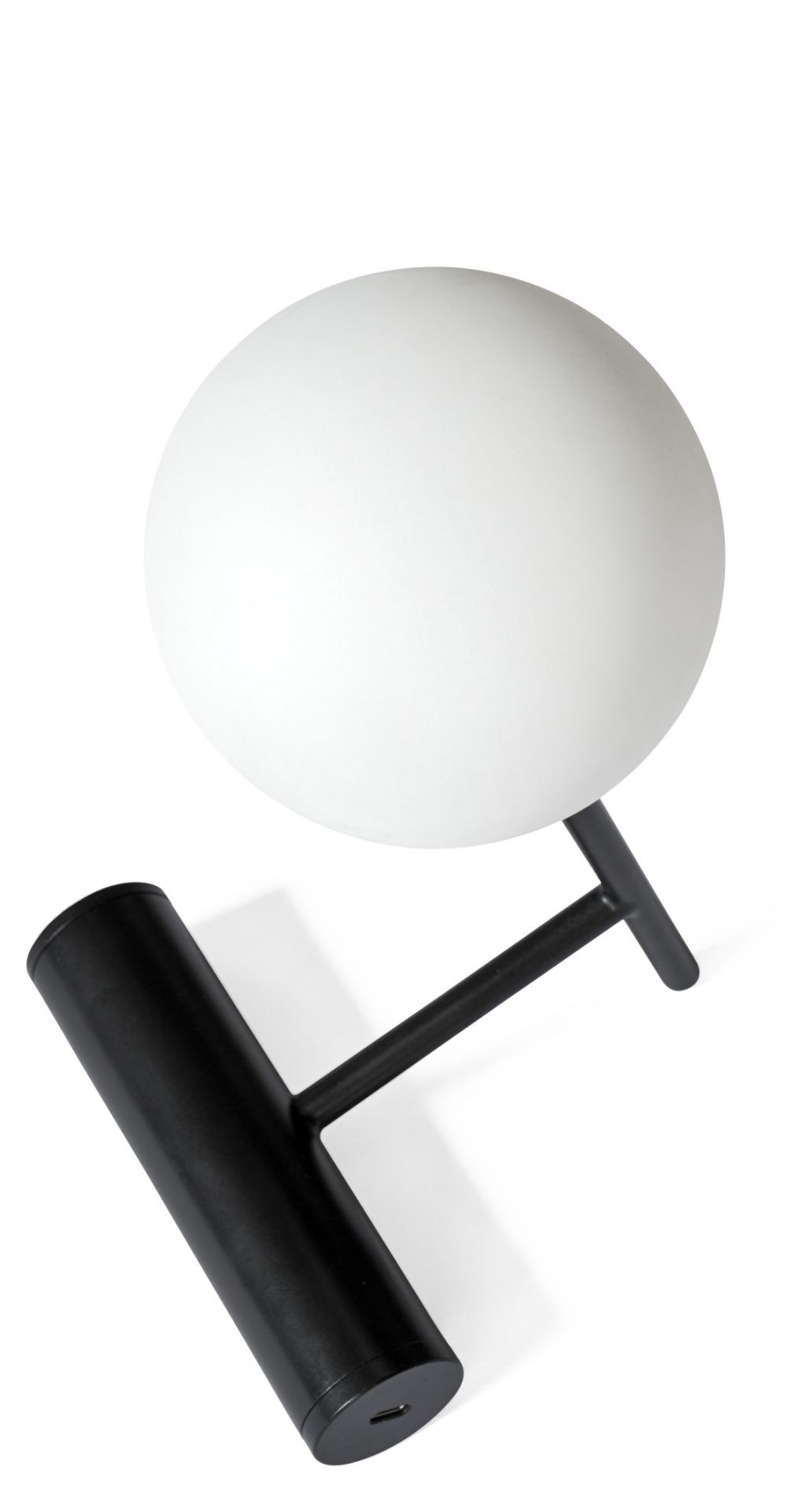 Nahaufnahme der schwarzen Audo Phare LED Tischleuchte mit weißem Kugelschirm.