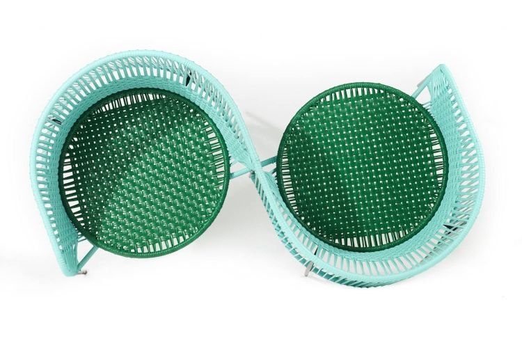 Caribe Vis a Vis Bank: Türkis-grüne Outdoor-Bank aus Korbgeflecht für zwei Personen, modernes Design.