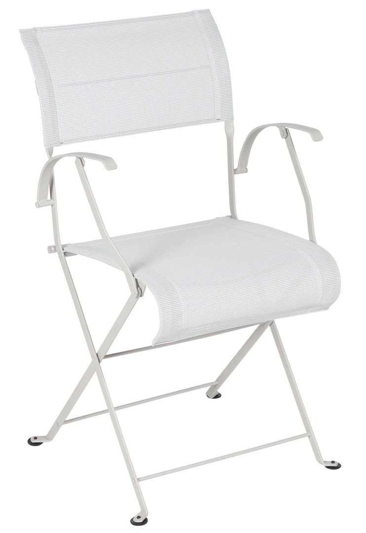 Weißer Dune Premium Stuhl von Fermob, ein klappbarer Outdoor-Stuhl mit Armlehnen.