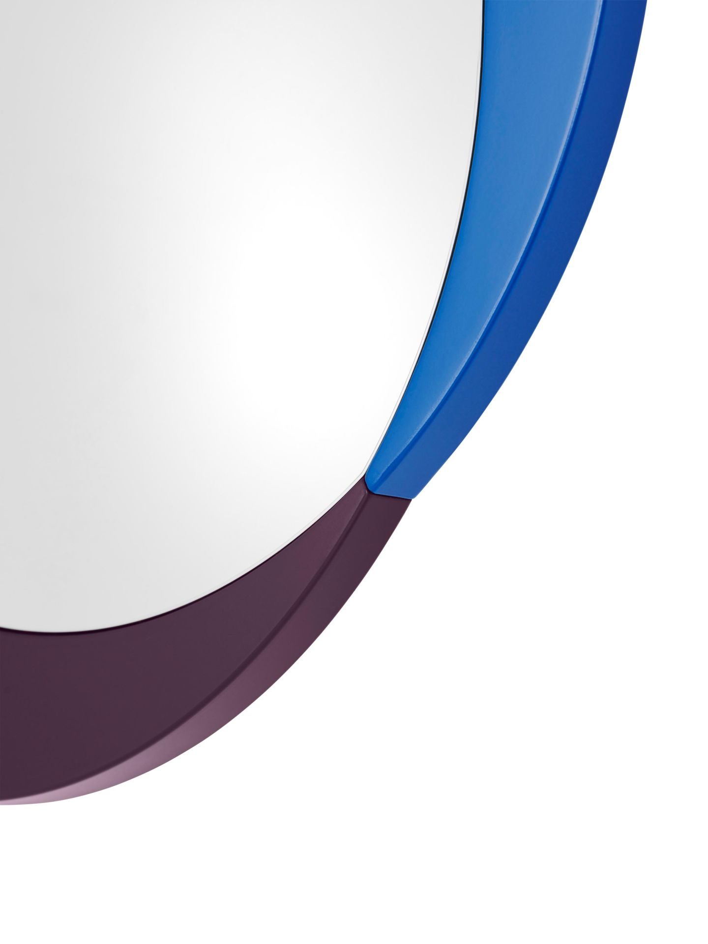 Detailaufnahme des Kimo Wandspiegel von Schönbuch mit blauem und auberginefarbenem Rahmen. Moderner Spiegel für Flur und Wohnbereich.