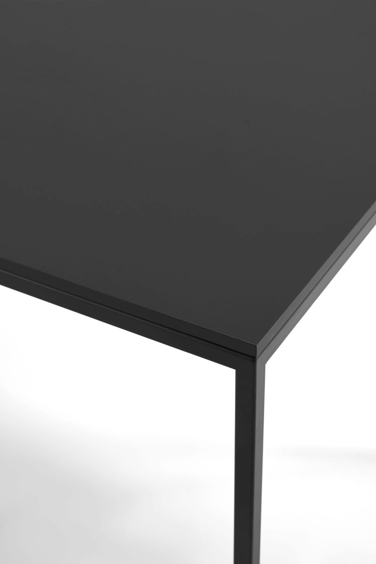 Detailaufnahme des Macis Schreibtischs von Opinion Ciatti: Moderne Tischplatte und minimalistisches, schwarzes Metallgestell.