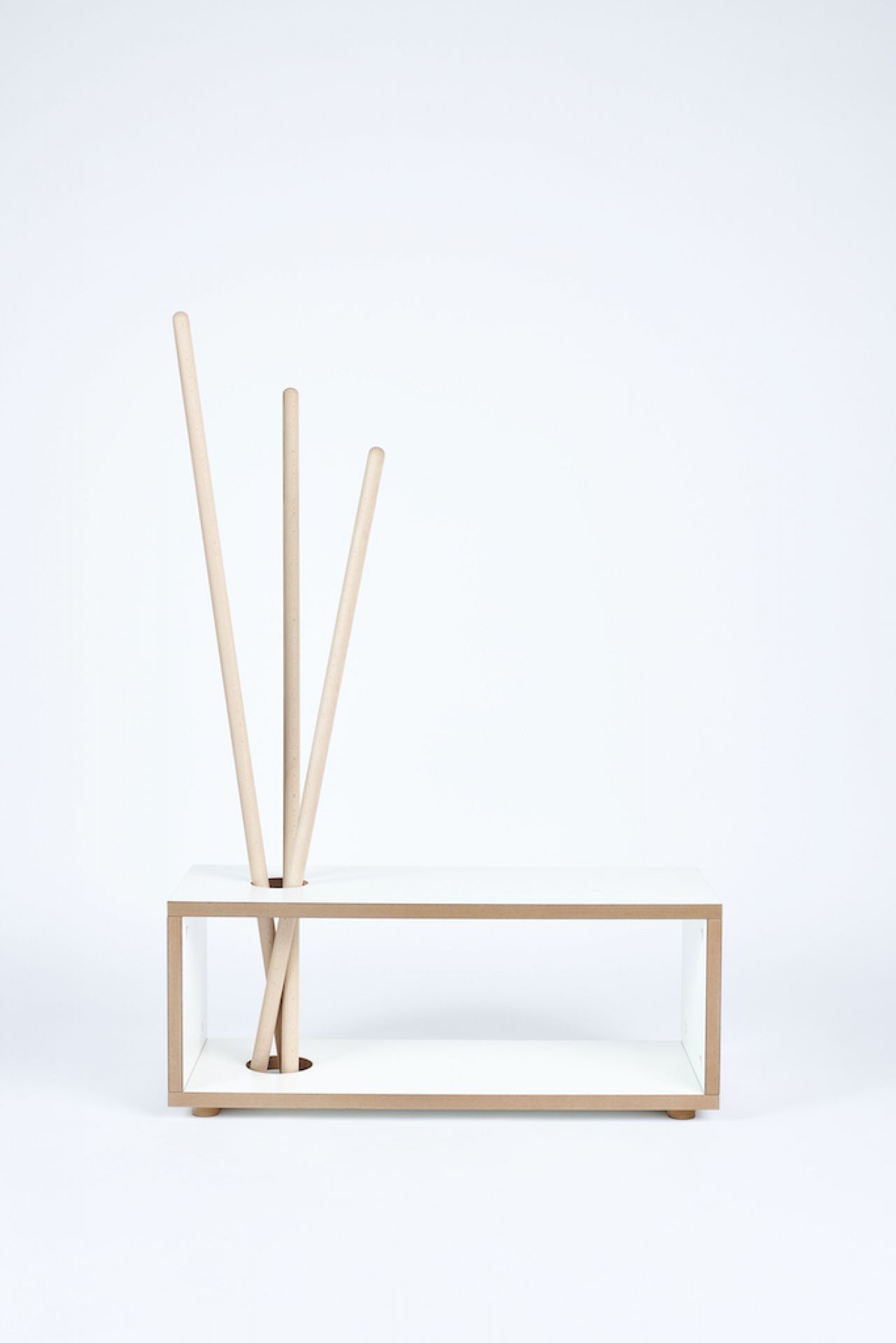 Tojo Kids Ordnung Kindergarderobe: Weiße, minimalistische Garderobe mit Holzstäben für Kinderzimmer, Stauraum und Ordnung.