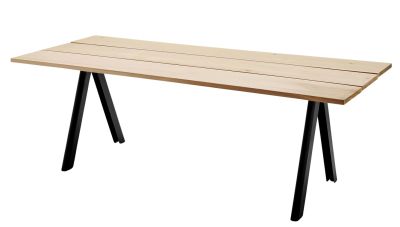 Overlap Table von Skagerak: Outdoor Tisch mit heller Holzplatte und schwarzen Metallbeinen.