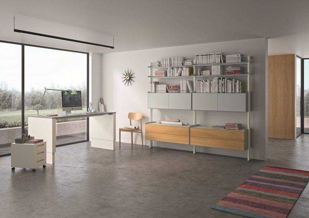 Heller Büroraum mit Schreibtisch, Regalsystem und WORKSPACE WR40 Rollcontainer von Müller Möbelfabrikation in Weiß.