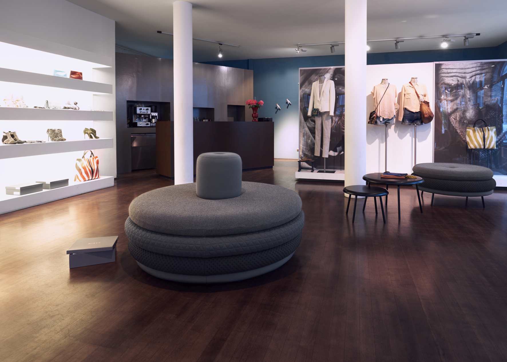 Grauer Island Tom Pouf Lounge von Richard Lampert im modernen Ladengeschäft. Gemütliche Sitzgelegenheit und Designmöbel.