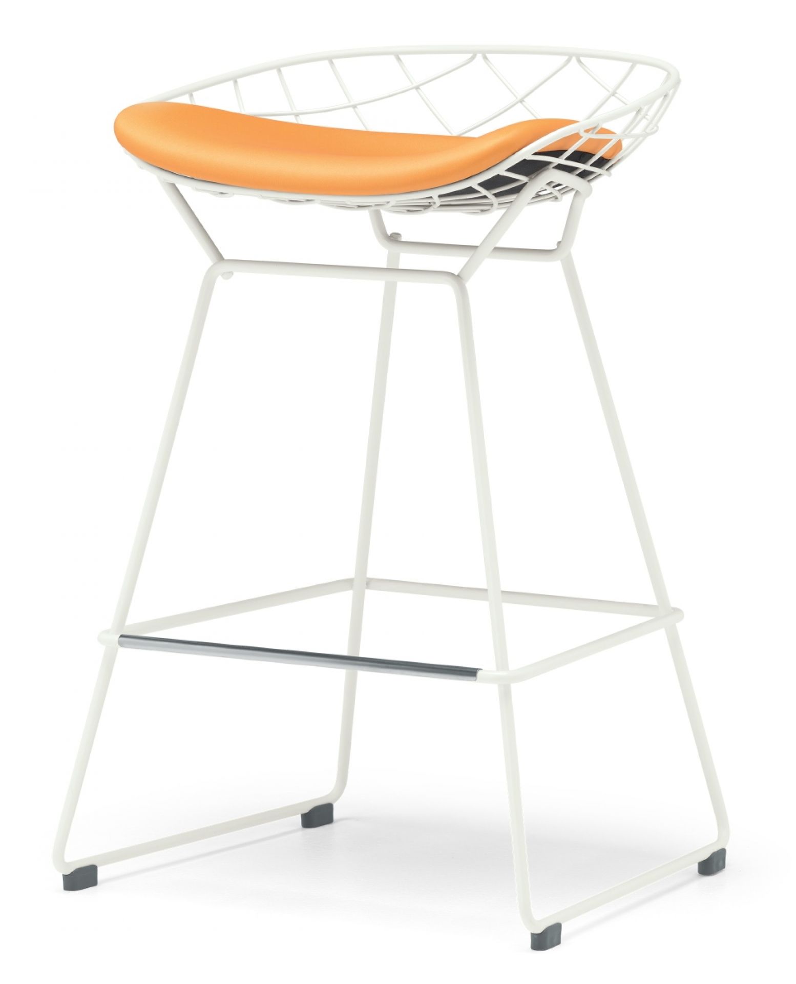 Weißer Kobi Hocker mit orangefarbenem Sitzkissen. Moderner Barhocker für Küche oder Esszimmer.