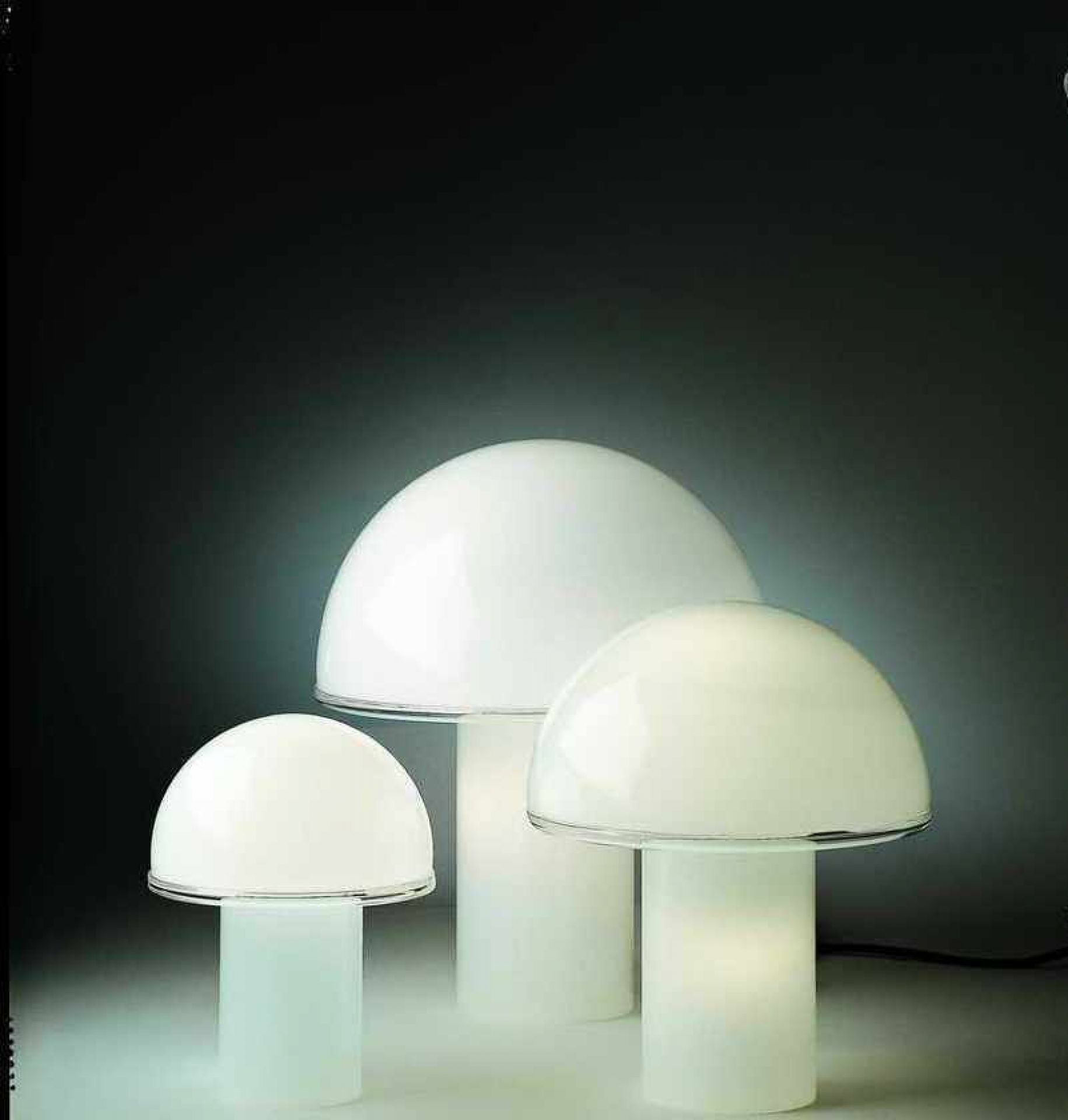 Drei weiße Artemide Tischleuchten im Pilzdesign, Onfale Tavolo, moderne Beleuchtung für Wohnzimmer und Schlafzimmer.