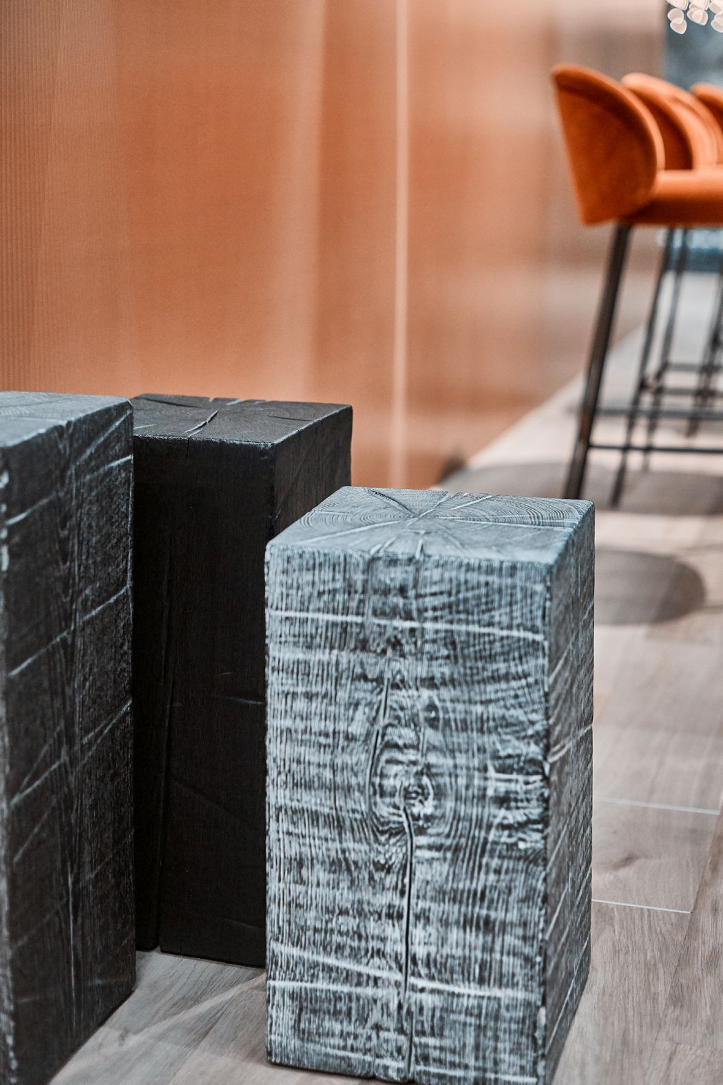 SK 02 Cube Hocker: Drei Holz-Hocker in Schwarz und Grau, vielseitig als Beistelltisch nutzbar.