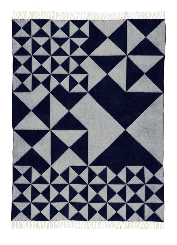 Blauer Mirror Throw Überwurf mit geometrischem Dreiecksmuster und Fransen, dekorative Wohndecke.