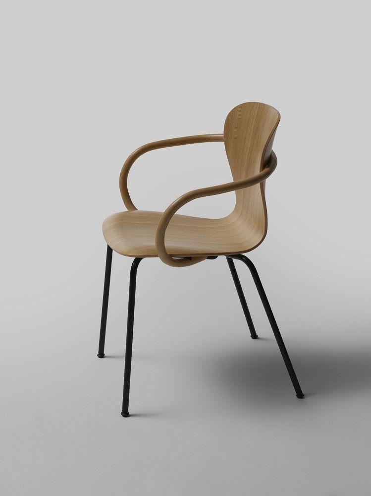 Thonet S 220 F Stuhl mit Armlehne, Formholz und schwarzem Stahlgestell.