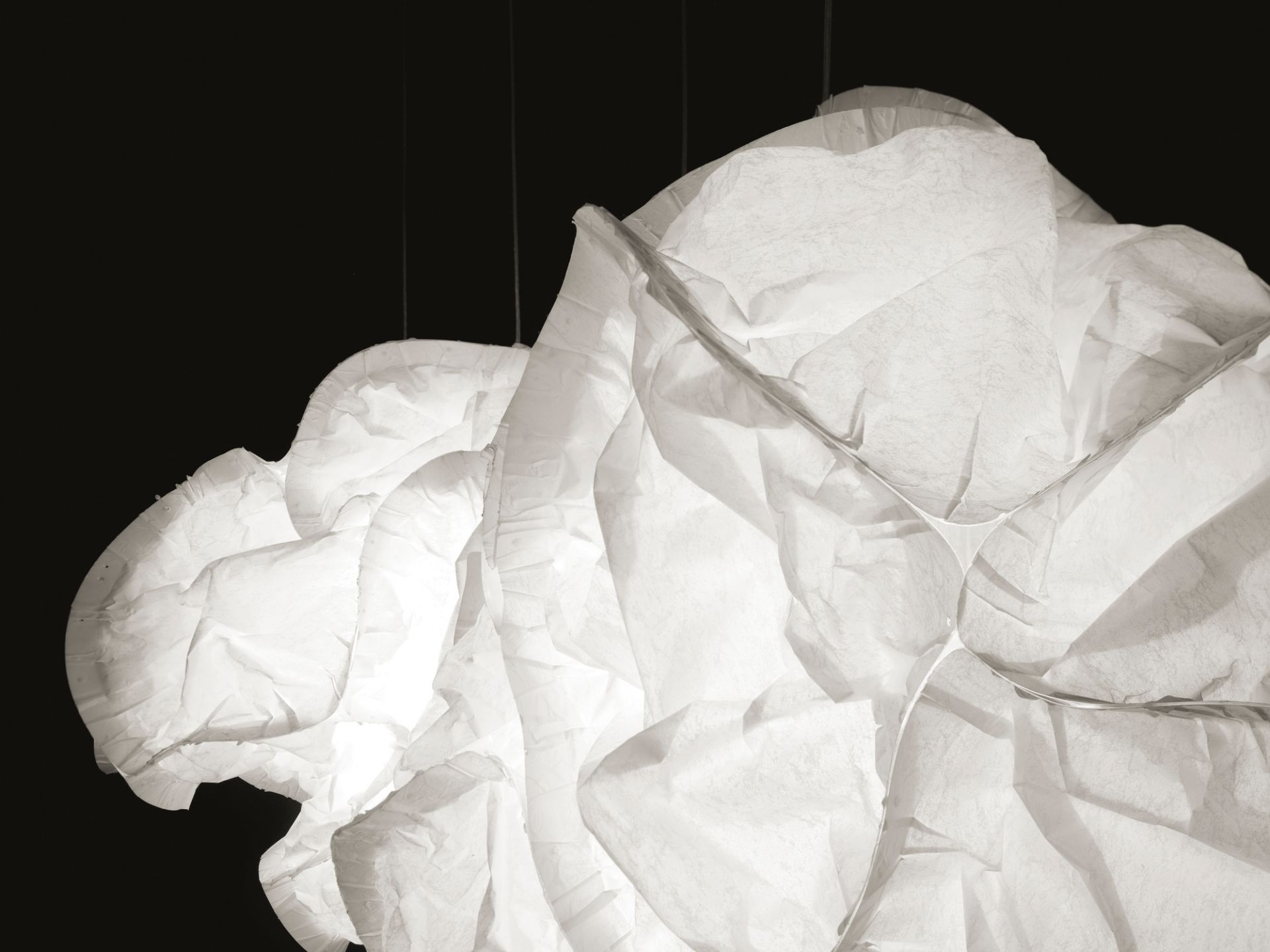 Nahaufnahme der weißen Cloud XL LED Pendelleuchte von Belux, modernes Design für Wohnräume.