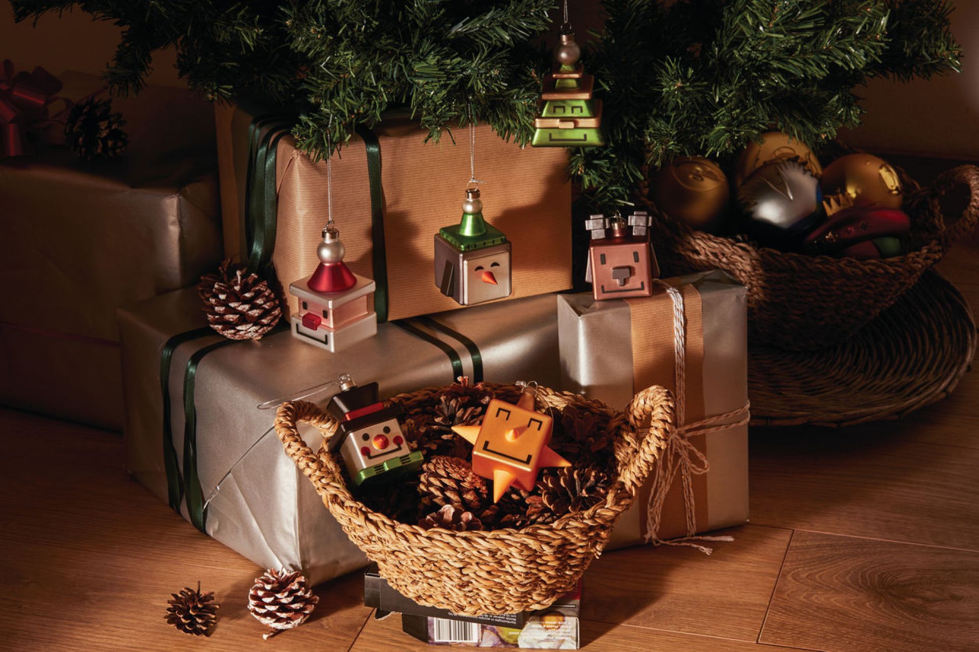 Alessi Cubik Star Weihnachtsanhänger unter dem Weihnachtsbaum, festliche Dekoration und Geschenkideen.