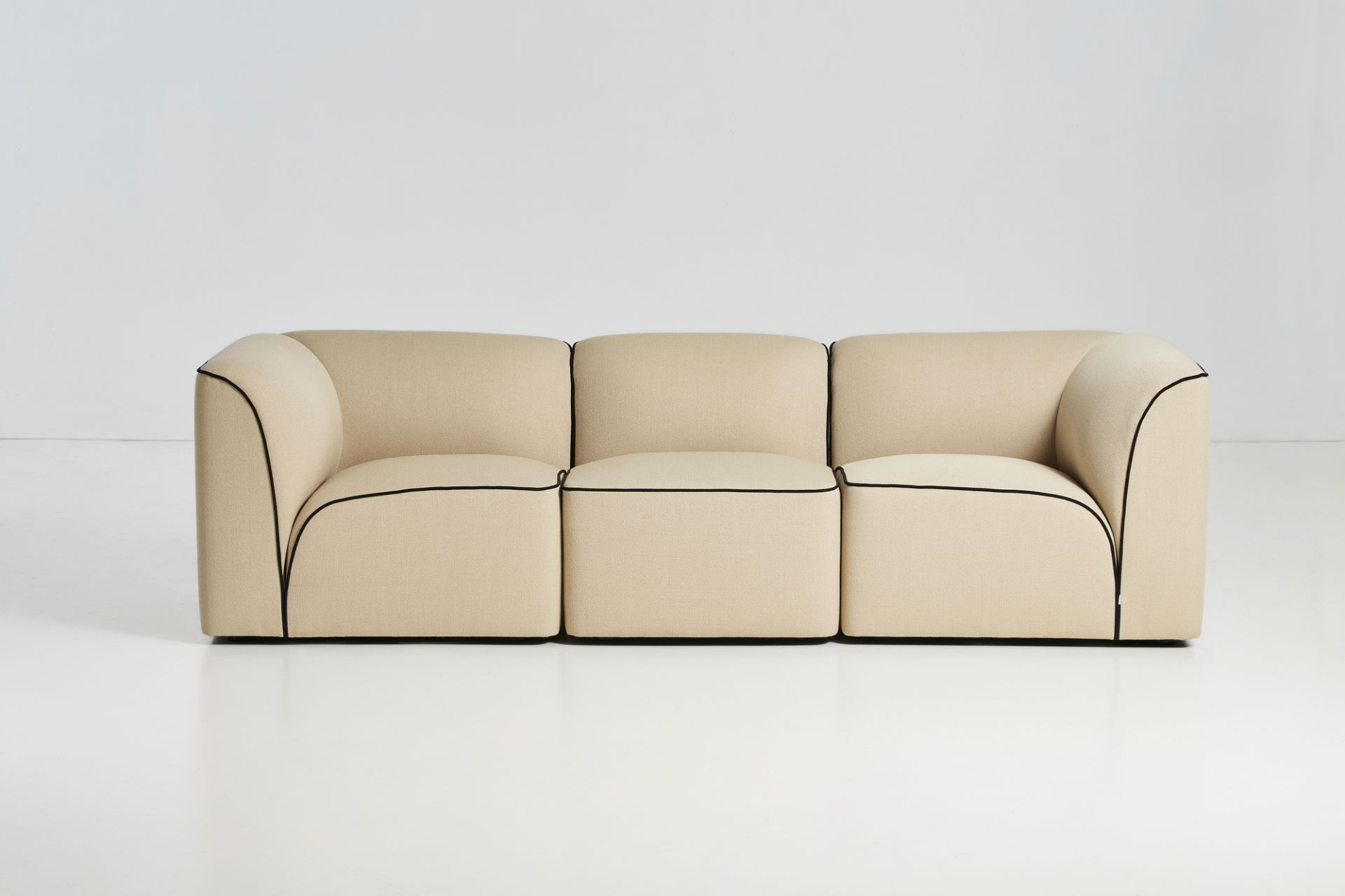 Beiges Flora Modul-Sofa von Woud mit schwarzer Paspelierung, modernes Design für Wohnzimmer und Lounge.