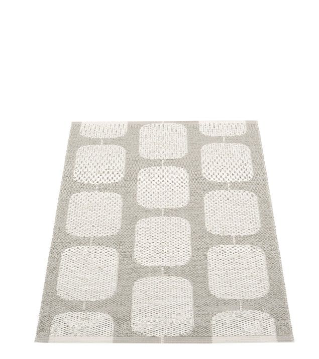 Pappelina Sten Kunststoffteppich 70x100 cm: Grauer Teppich mit weißem, grafischem Muster aus abgerundeten Quadraten.