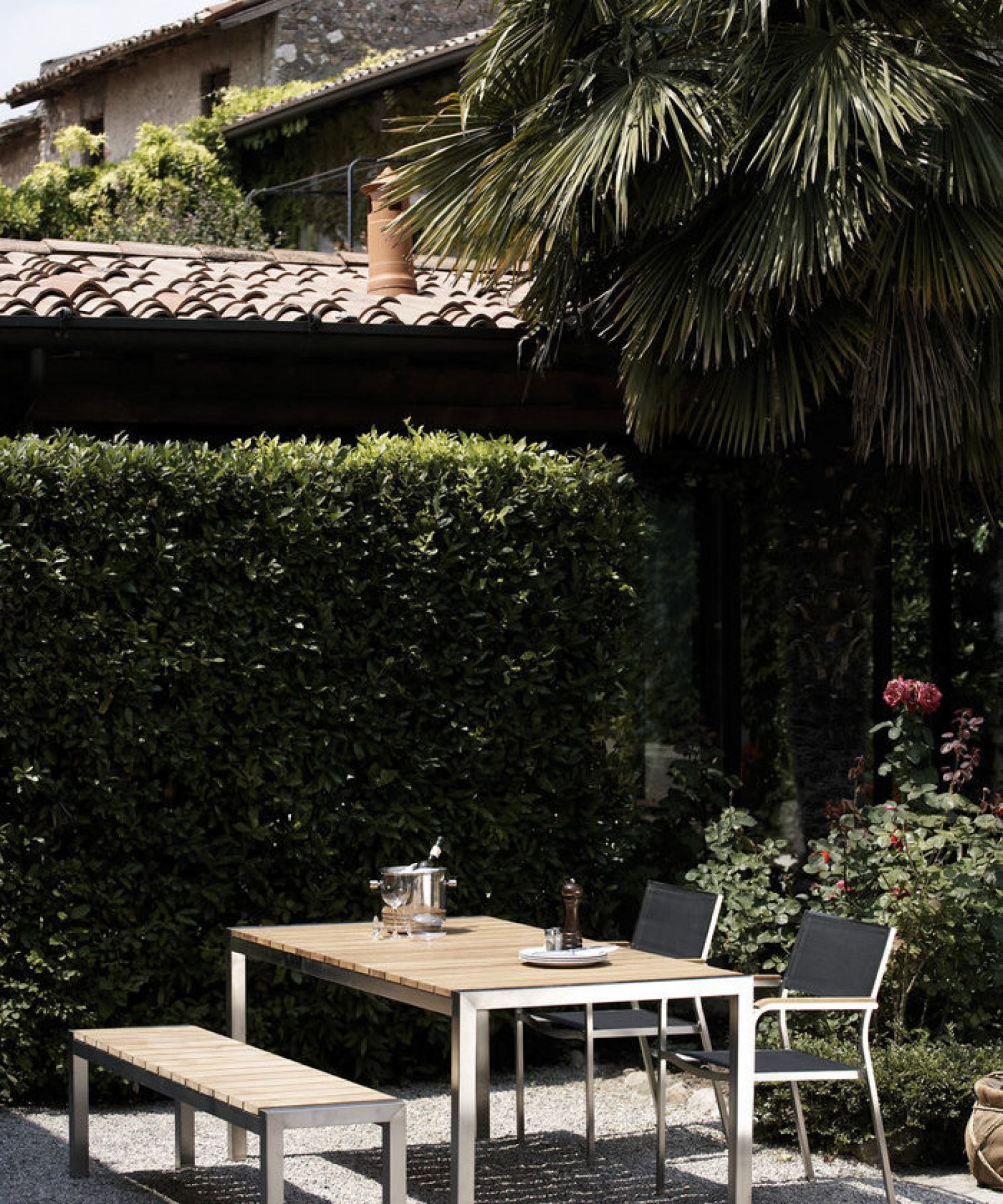 Luxury Bank Jan Kurtz: Gartenmöbel Set mit Tisch, Bank und Stühlen im Außenbereich.