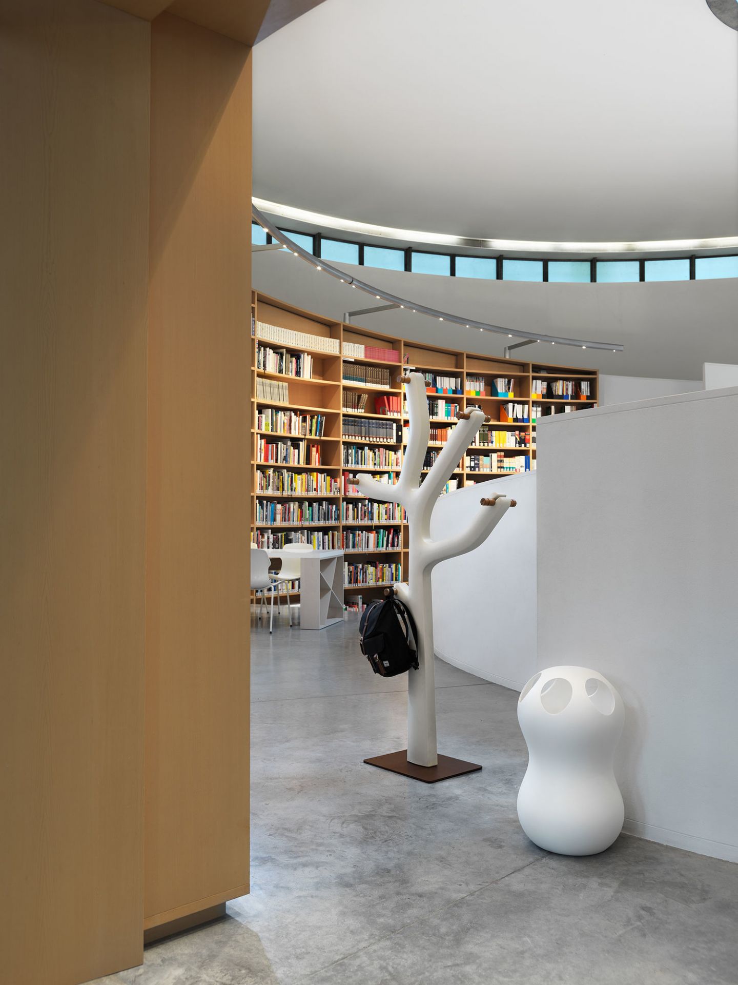 Zontik Schirmständer in Beige-Grau von Casamania Horm, moderner Schirmständer in Baumform mit Rucksack.