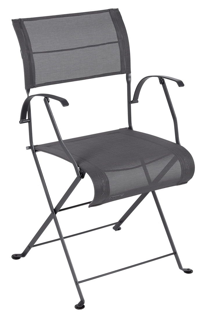 Dune Premium Stuhl von Fermob: Grauer Outdoor-Stuhl mit Armlehnen und atmungsaktivem Netzgewebe.