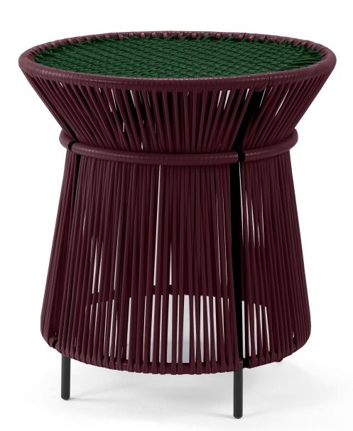 Caribe Chic Beistelltisch Outdoor: Rotbrauner Korpus mit moosgrüner Tischplatte und schwarzen Beinen.