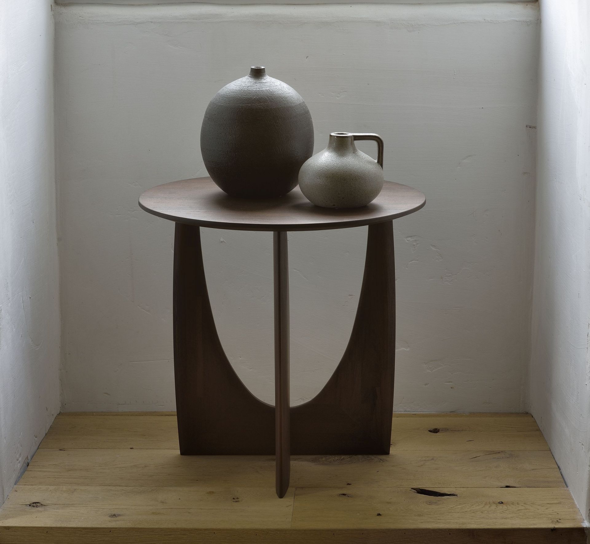 Geometric Beistelltisch aus Teakholz mit zwei Vasen. Moderner Holztisch für Wohnzimmer und Schlafzimmer.