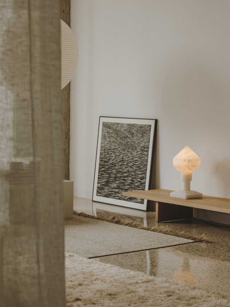 Nahaufnahme der Zeleste Tischlampe von Santa & Cole, modernes Design mit warmem Licht in Wohnraum.