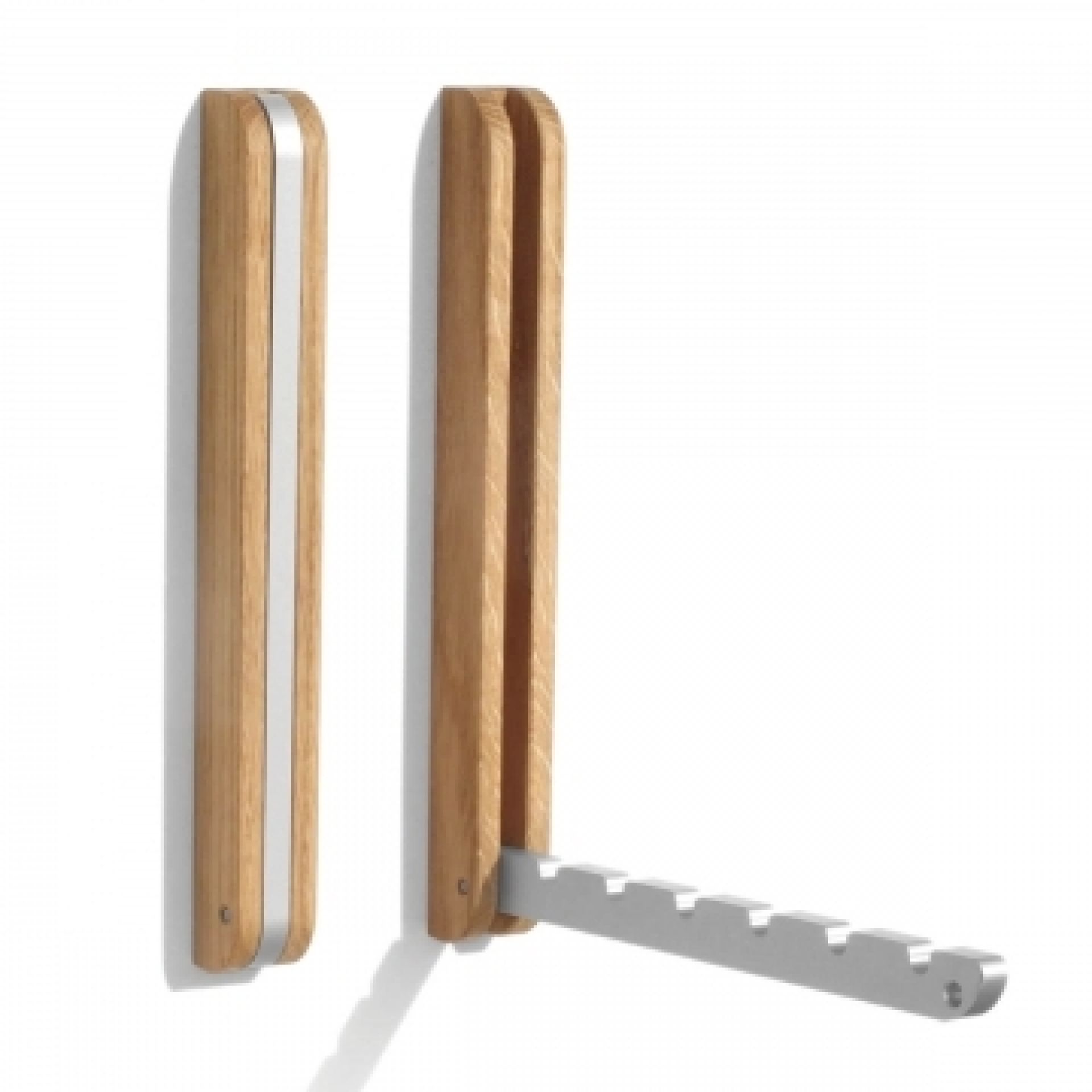 Wandhaken aus Eiche Side by Side: Zwei moderne Garderobenhaken aus hellem Holz und silbernem Metall.