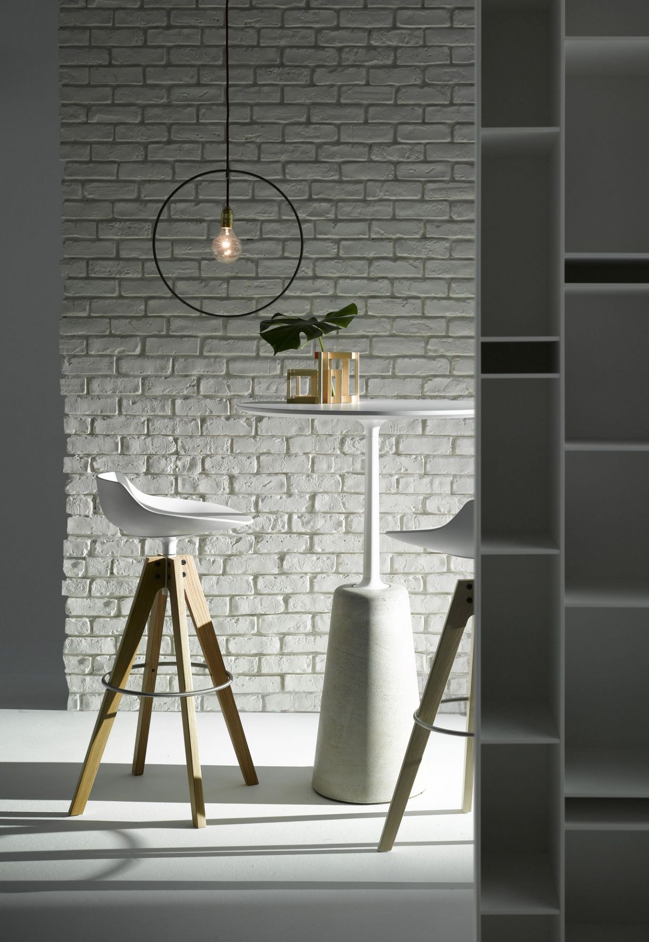 Flow Stool VN Barhocker von MDF Italia: Weißer Design Hocker mit Holzbeinen an Bartisch.