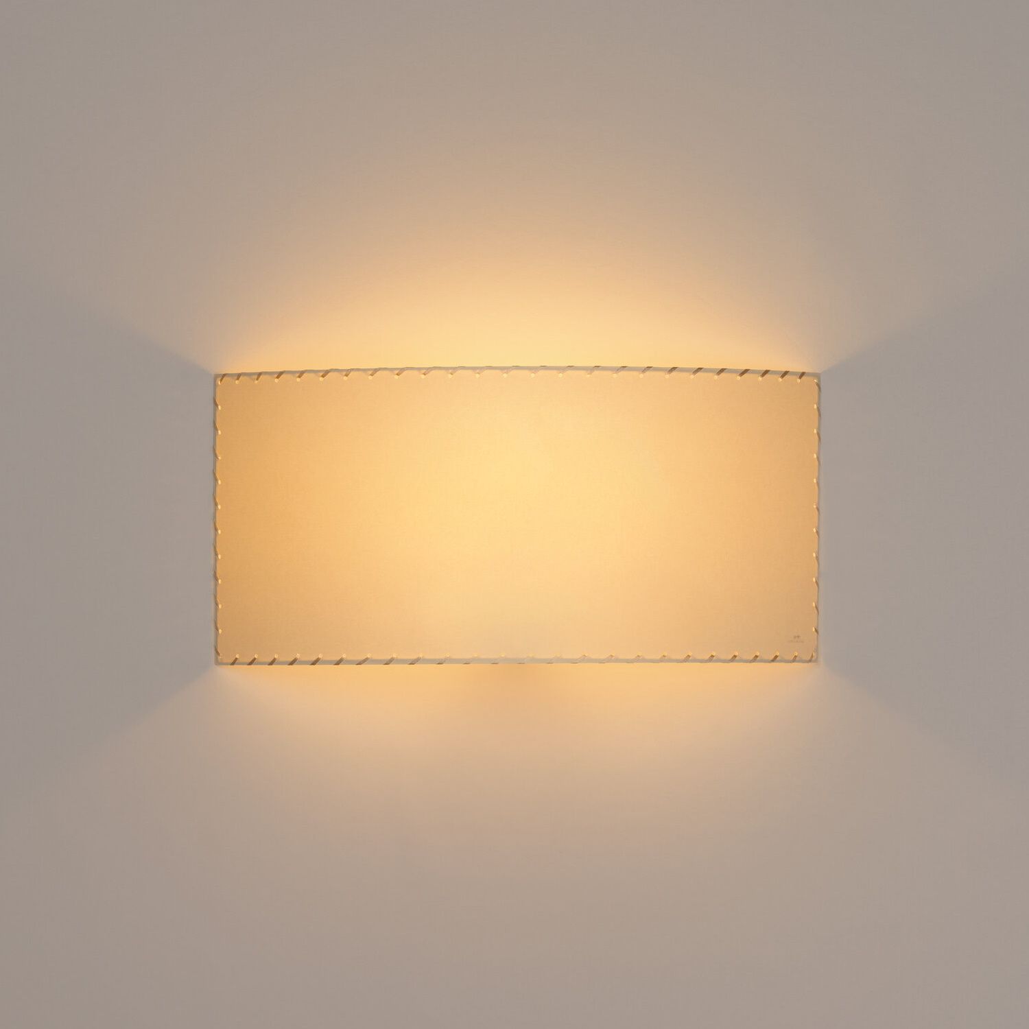 Rechteckige Wandleuchte "Comodín rectangular" von Santa & Cole, beige Pergament, warmes Licht.