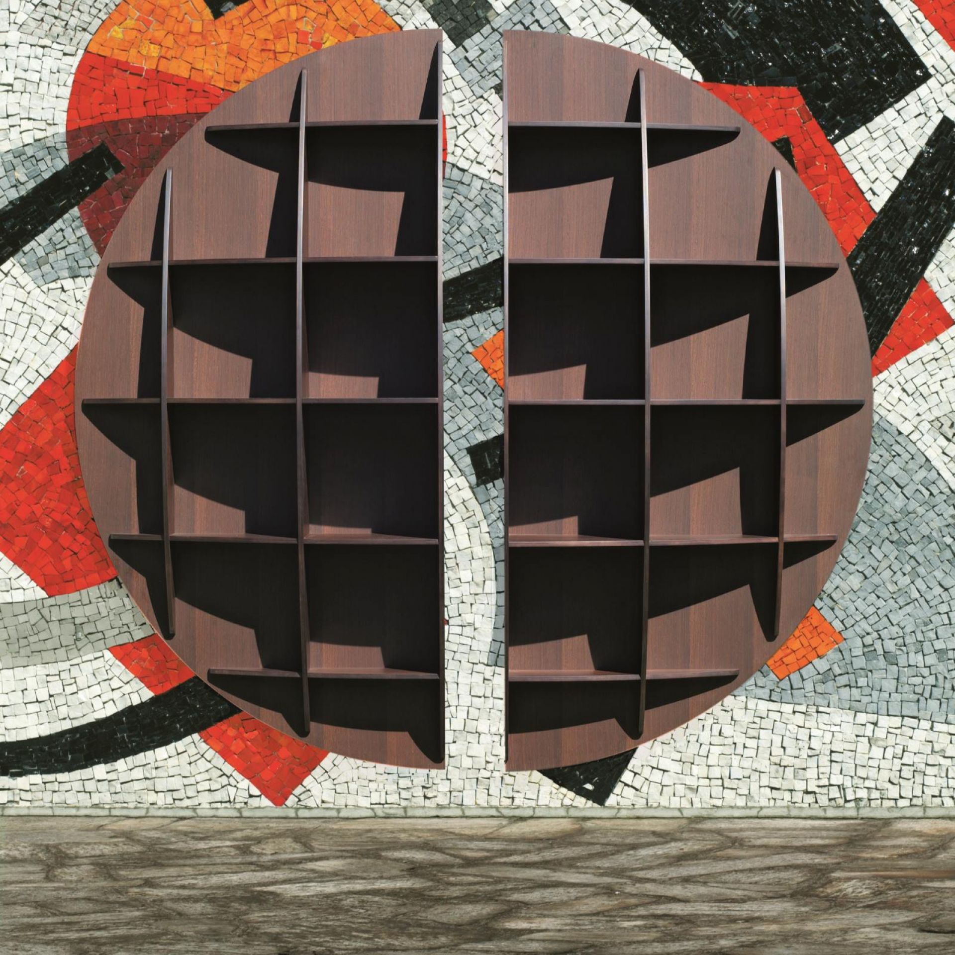 Continental Sphärisches Bücherregal aus Nussbaumholz, zweiteilig. Modernes Design für Wohnzimmer und Büro.