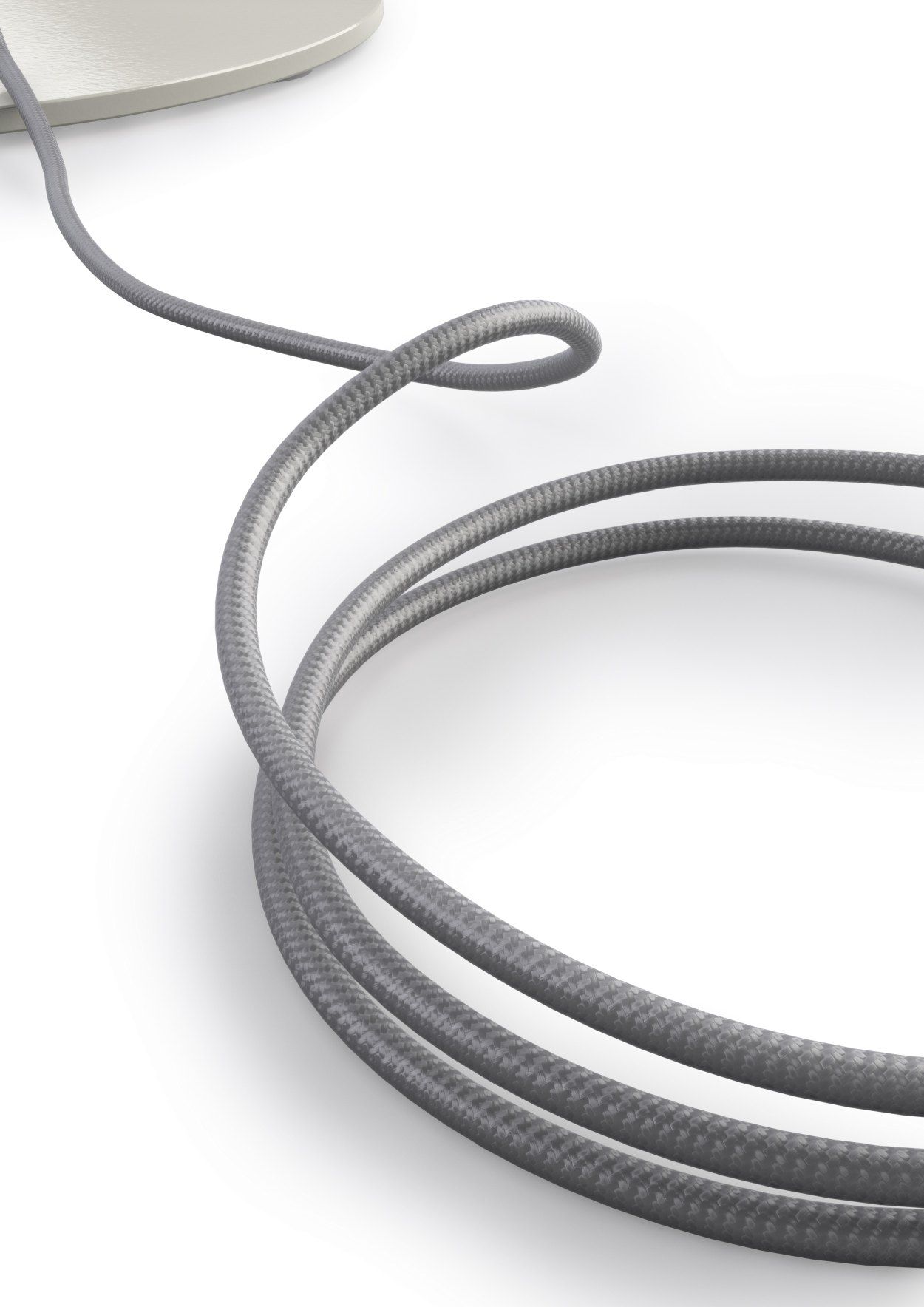 Detailaufnahme des hellgrauen Textilkabels der Oto Stehleuchte von Belux.
