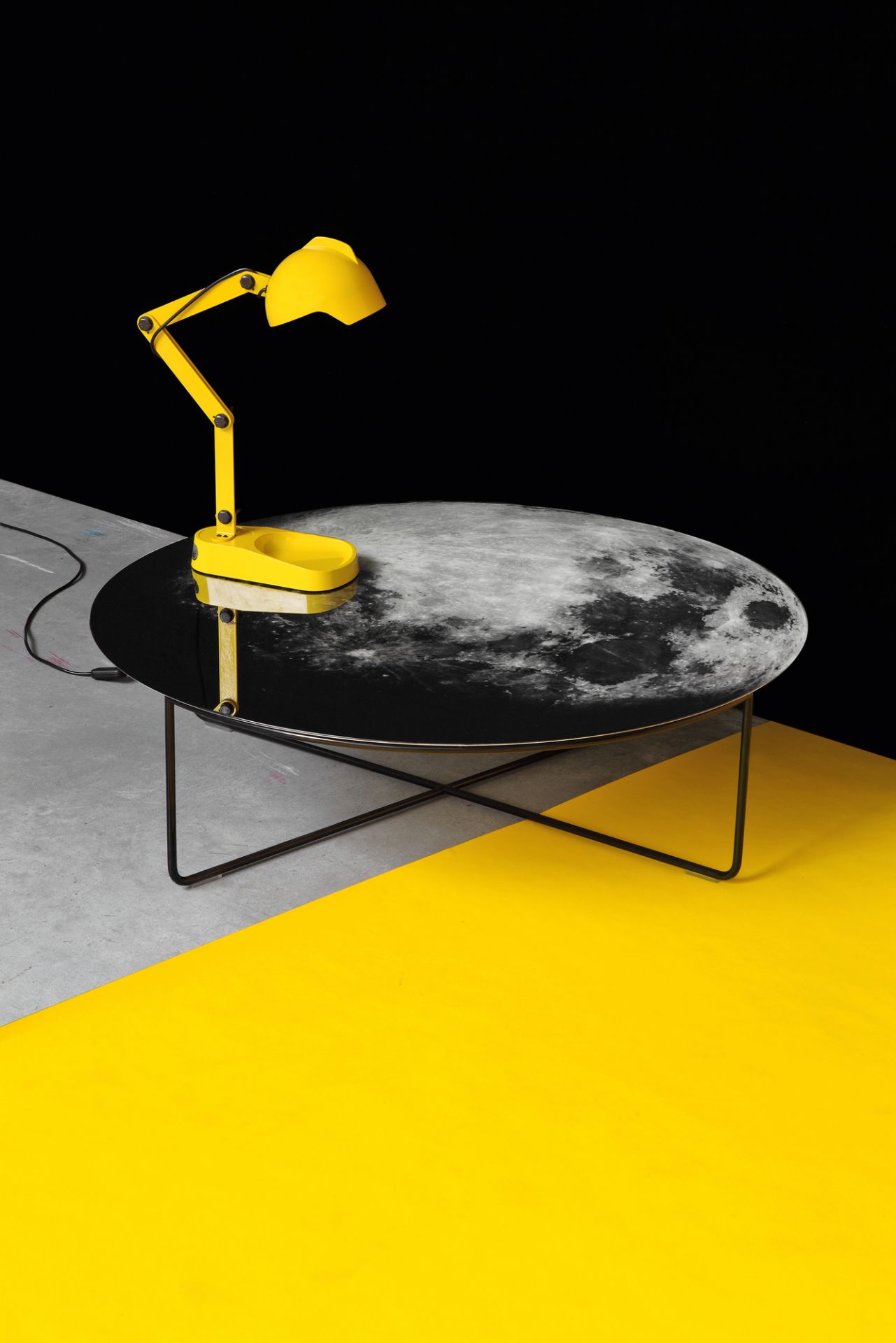 "My Moon My Mirror" Couchtisch von Moroso Diesel mit Mond-Motiv und gelber Lampe.