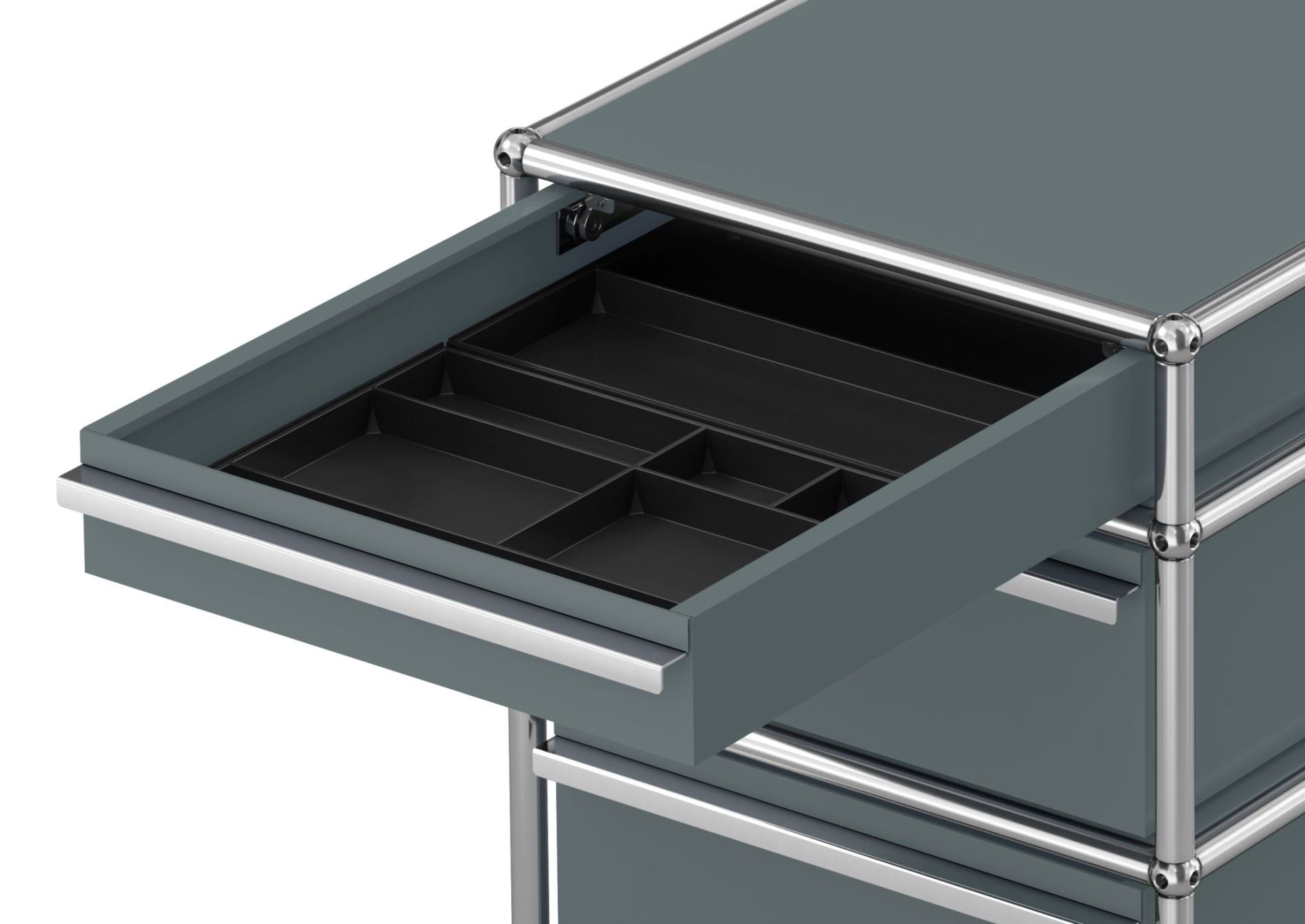 Detailaufnahme: USM Haller Rollcontainer mit drei Schubladen in Mittelgrau, offene Schublade mit schwarzem Organizer.