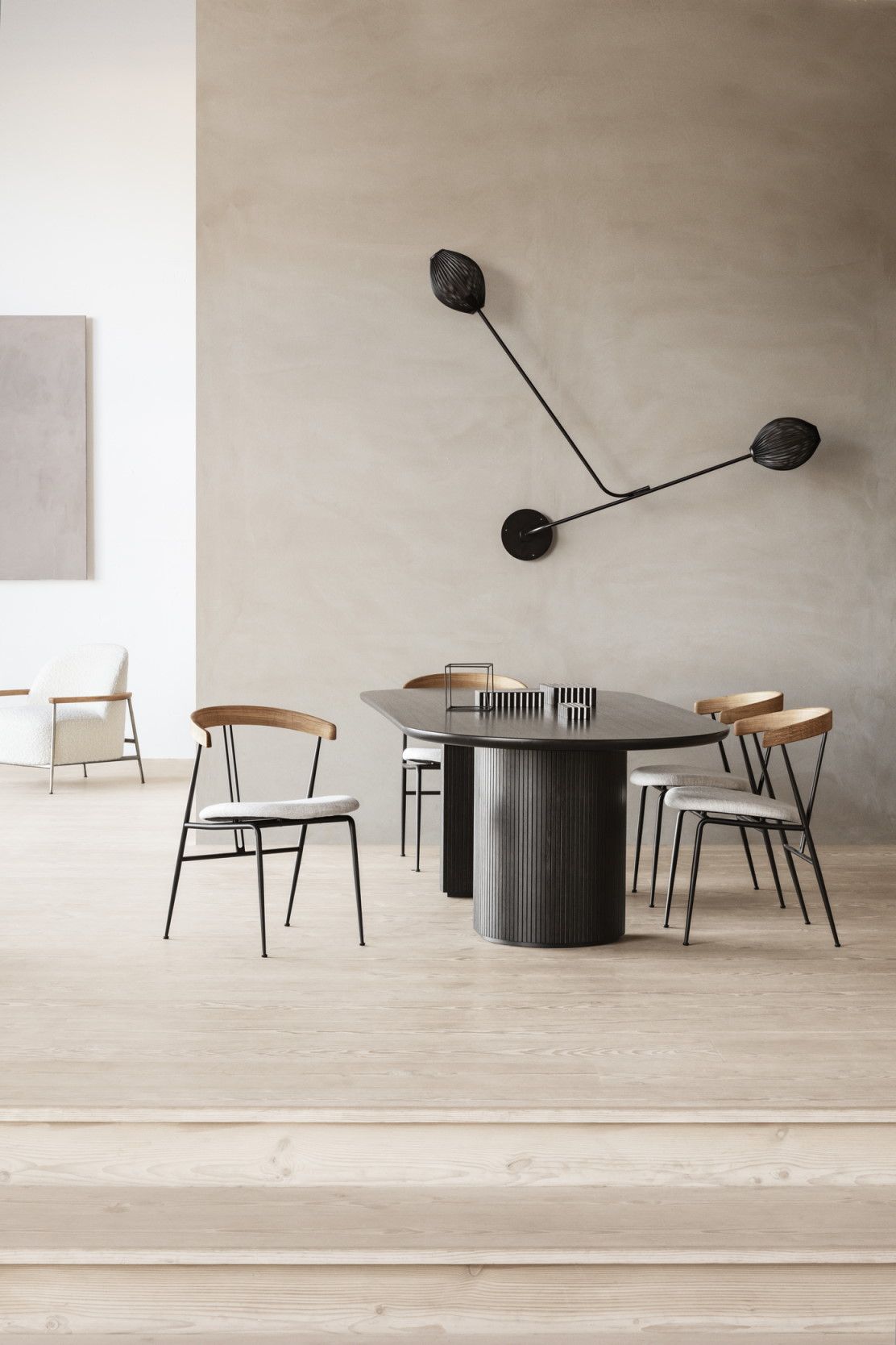 Elliptischer Moon Esstisch von Gubi mit Stühlen in einem hellen, modernen Esszimmer.