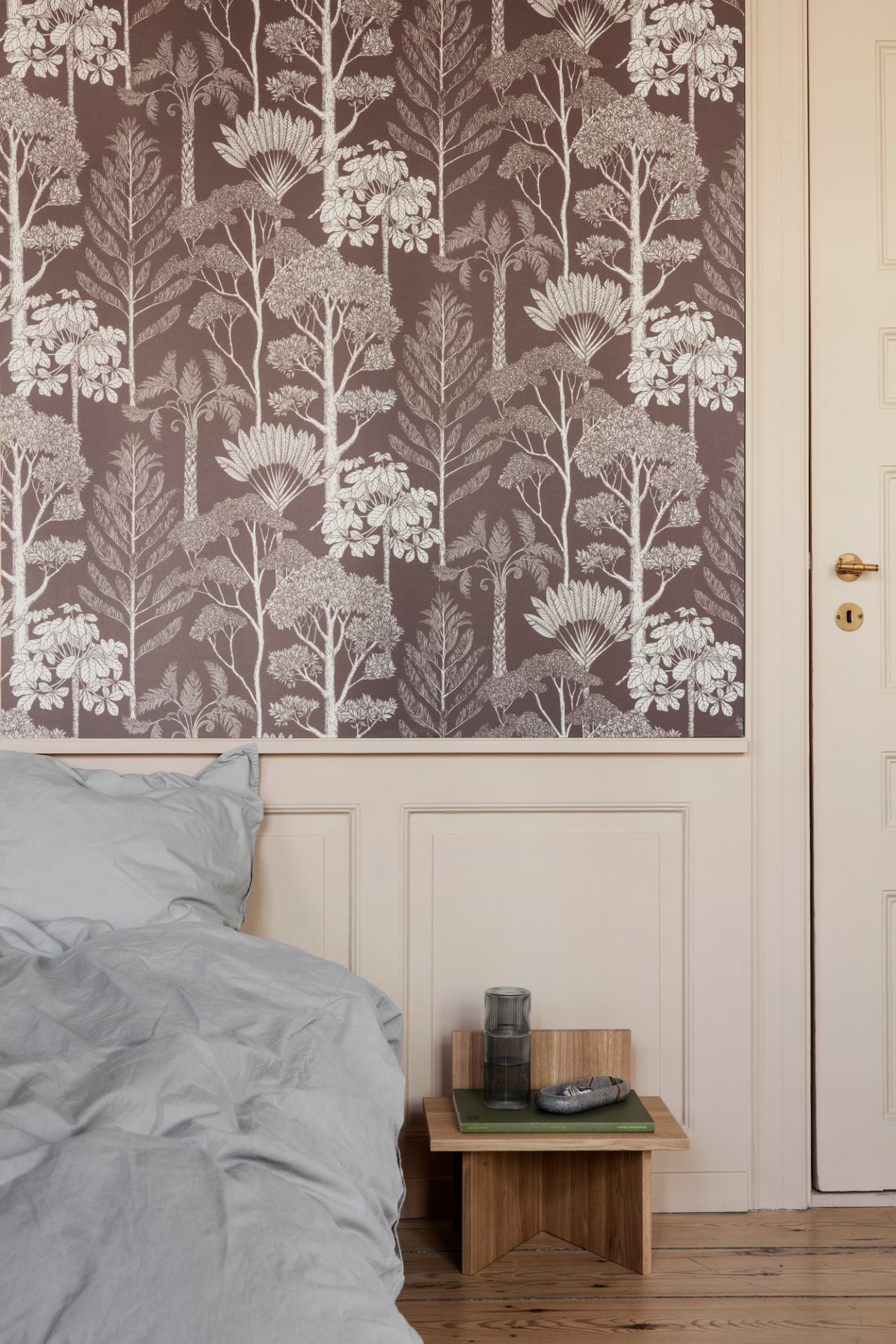 Oblique Stool aus Eiche von Ferm Living als Nachttisch im Schlafzimmer. Massivholz Hocker.