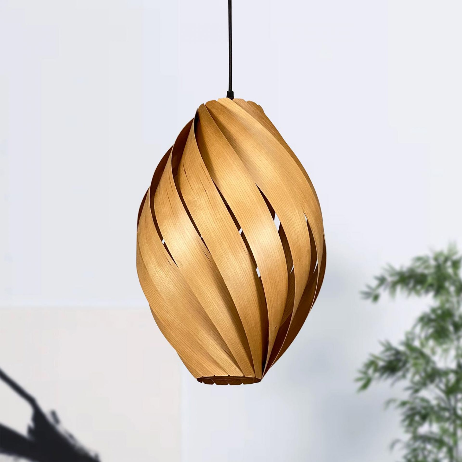 Ardére Hängeleuchte aus Kirschbaumholz, rundliches Design, moderne Pendelleuchte für Wohnzimmer und Esszimmer.