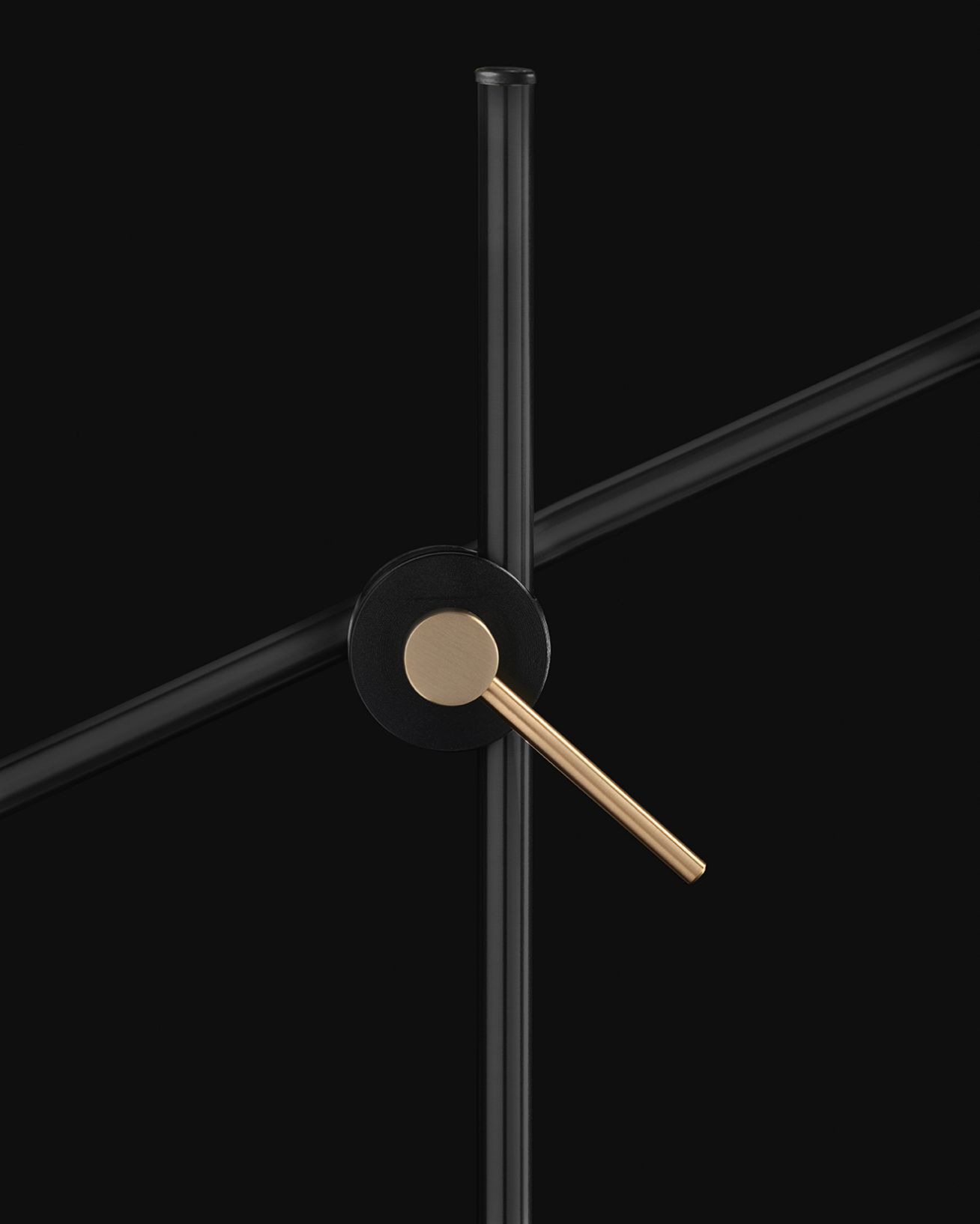 Detailaufnahme der modernen Oluce G.O. 252 Tischleuchte in Schwarz und Gold.