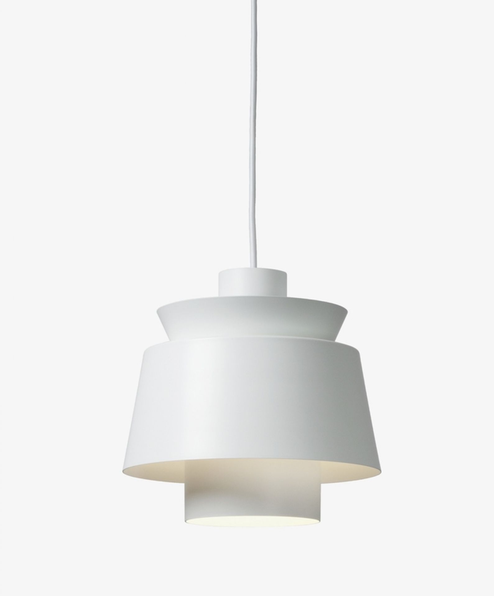 Nahaufnahme der weißen Utzon Pendelleuchte von AndTradition, eine moderne Hängelampe für stilvolle Innenräume.