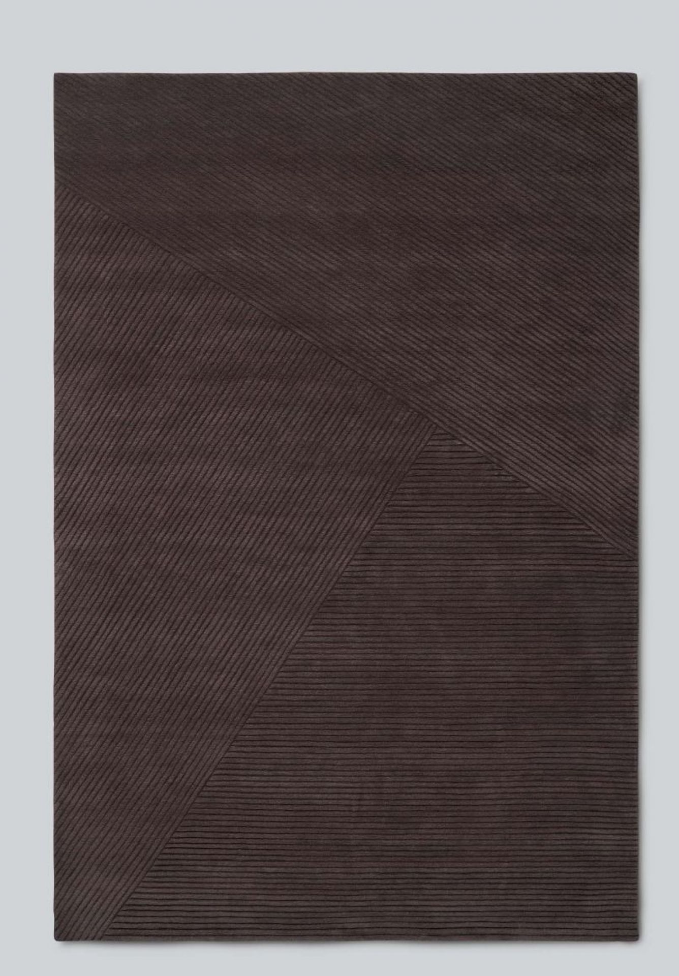 Dunkelbrauner Teppich mit geometrischem Muster und feiner Rippenstruktur, ideal für Wohnzimmer und Schlafzimmer.