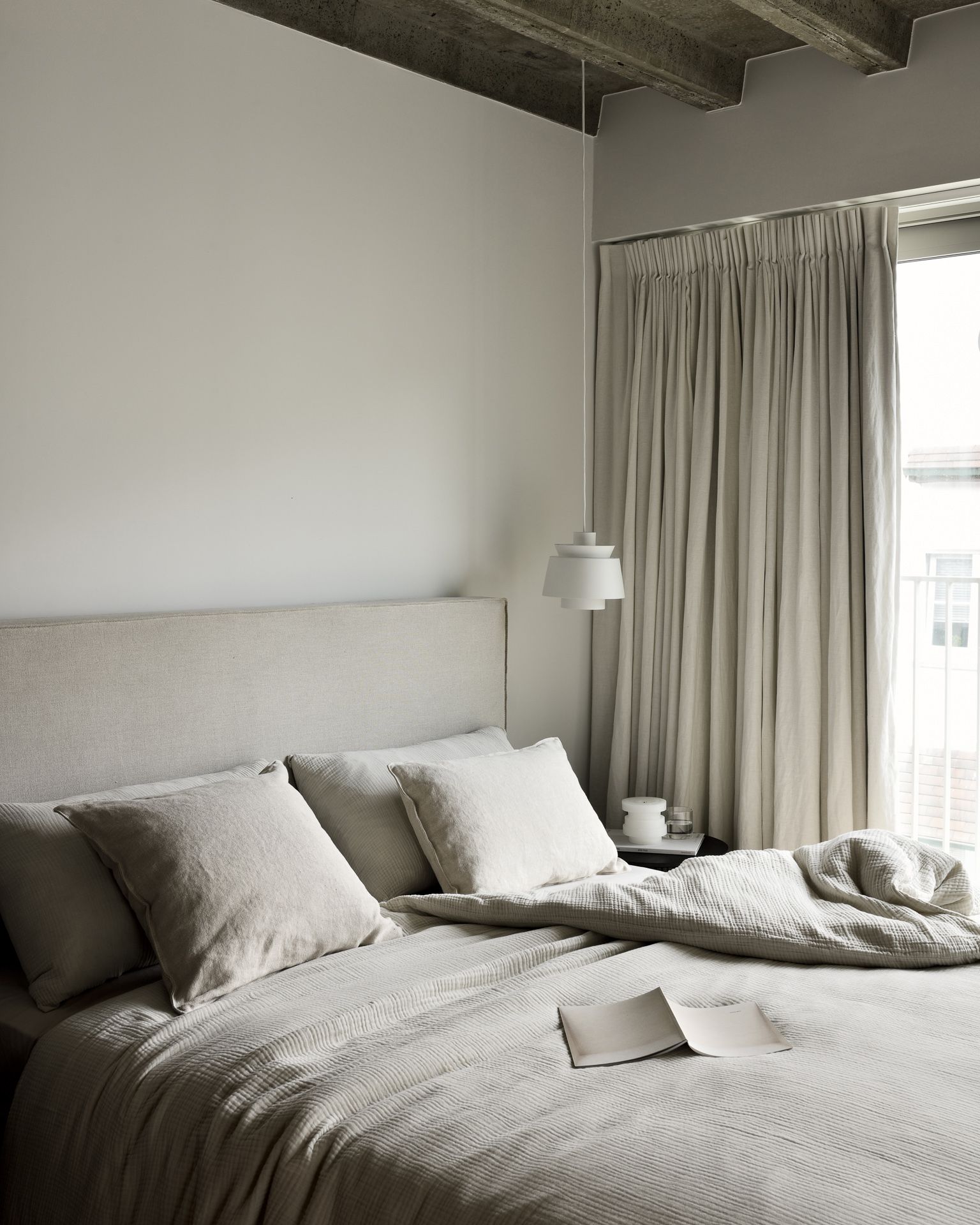 Nahaufnahme des Ethnicraft Revive Bettes mit abnehmbarem Bezug in einem hellen Schlafzimmer.