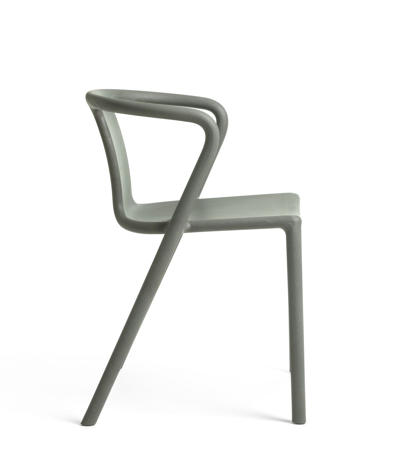 Grauer RE Air Armlehnenstuhl von Magis, geeignet für drinnen und draußen, aus recyceltem Material.