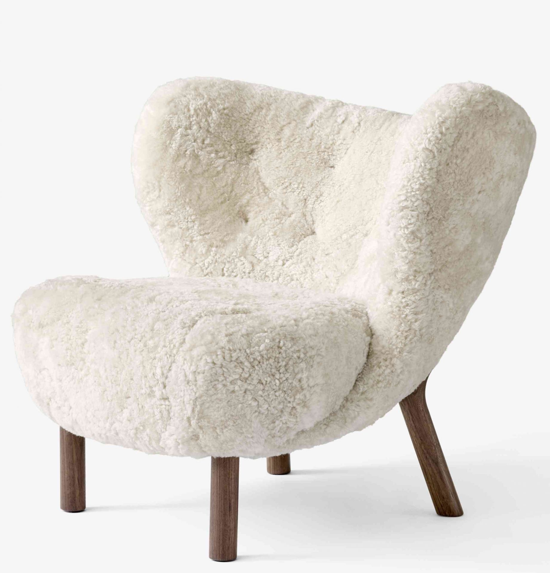 Little Petra Sessel von &Tradition in Moonlight mit Walnuss-Beinen, gemütlicher Lounge Sessel.