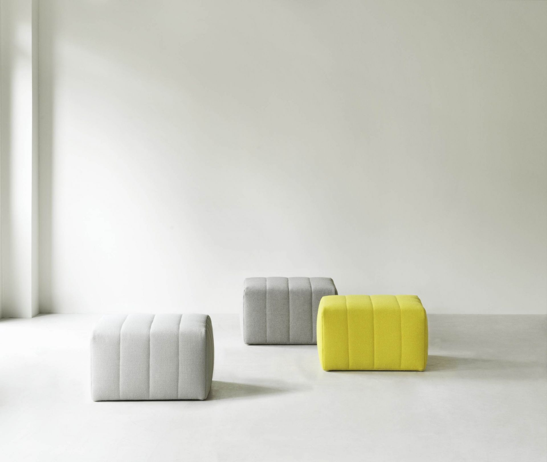 Drei Scene Pouf Hocker von Normann Copenhagen in Grau, Hellgrau und Gelb. Moderne Sitzmöbel.