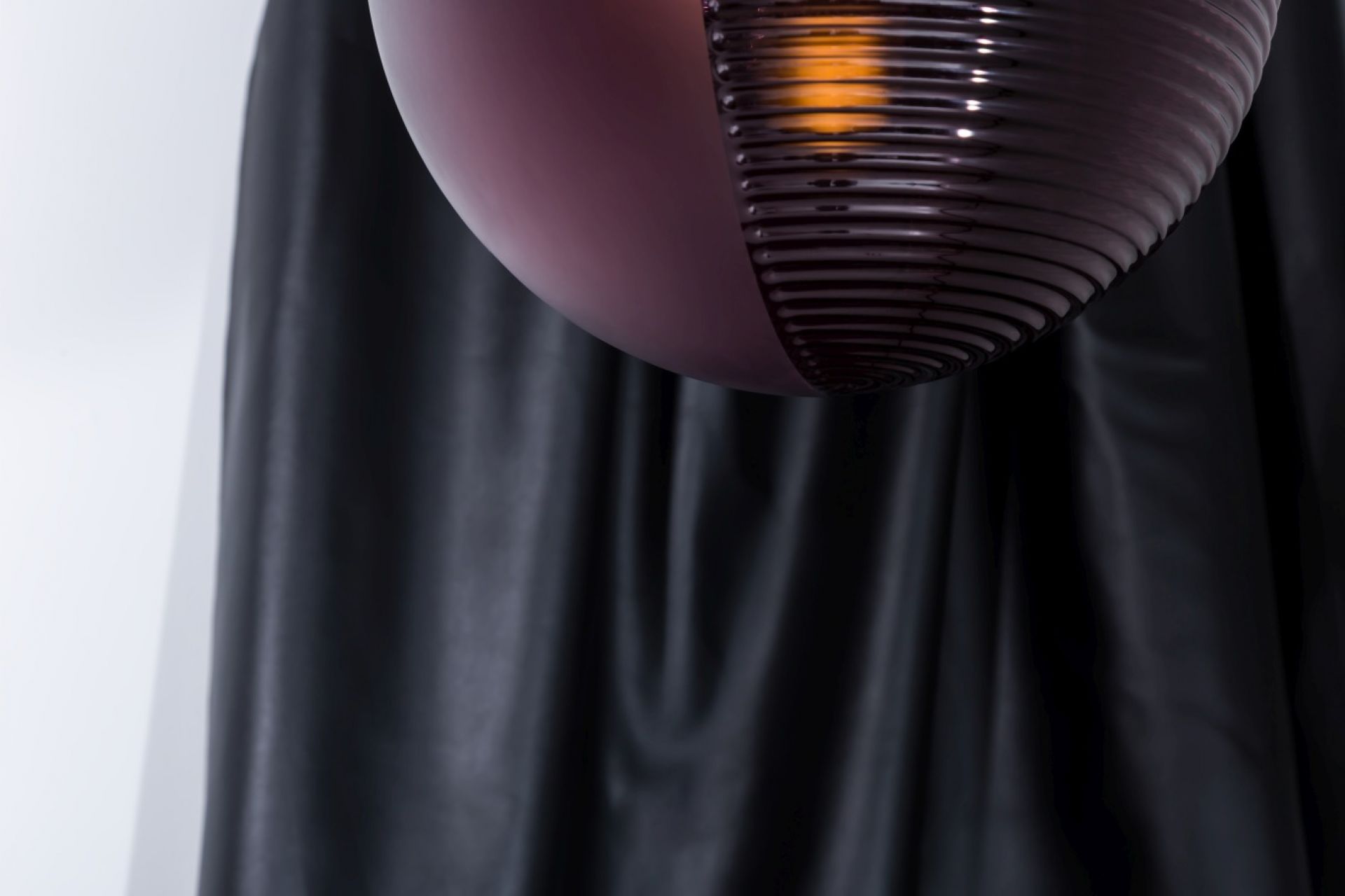 Nahaufnahme der Stellar Pendelleuchte von Pulpo in Weiß, modernes Design für Wohnräume.