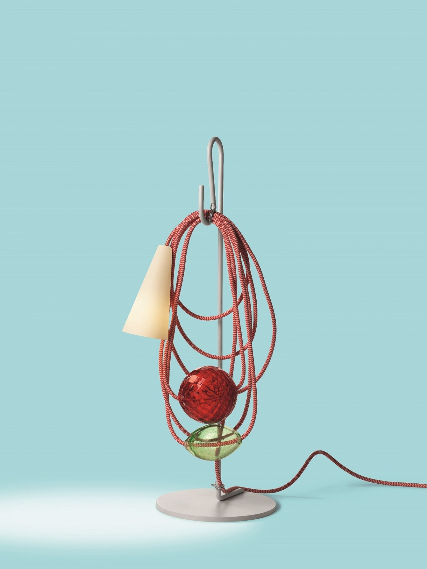Filo Tischleuchte von Foscarini in Eastern Coral: Moderne Tischlampe mit rotem Kabel und Glaskugeln.