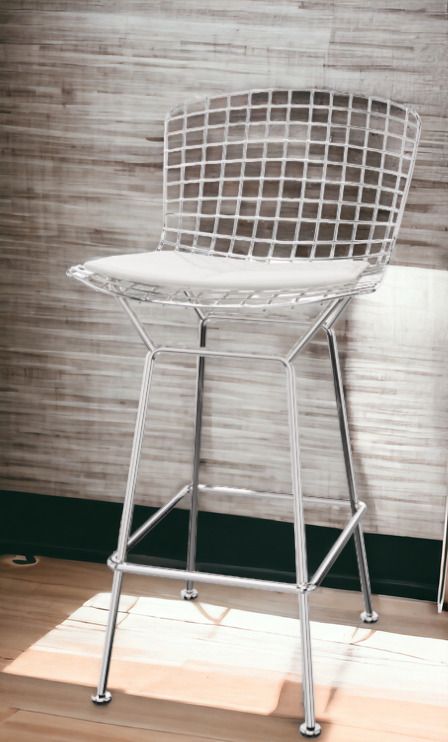 Bertoia Barhocker von Knoll International: Verchromter Draht Barstuhl mit weißem Sitzpolster.