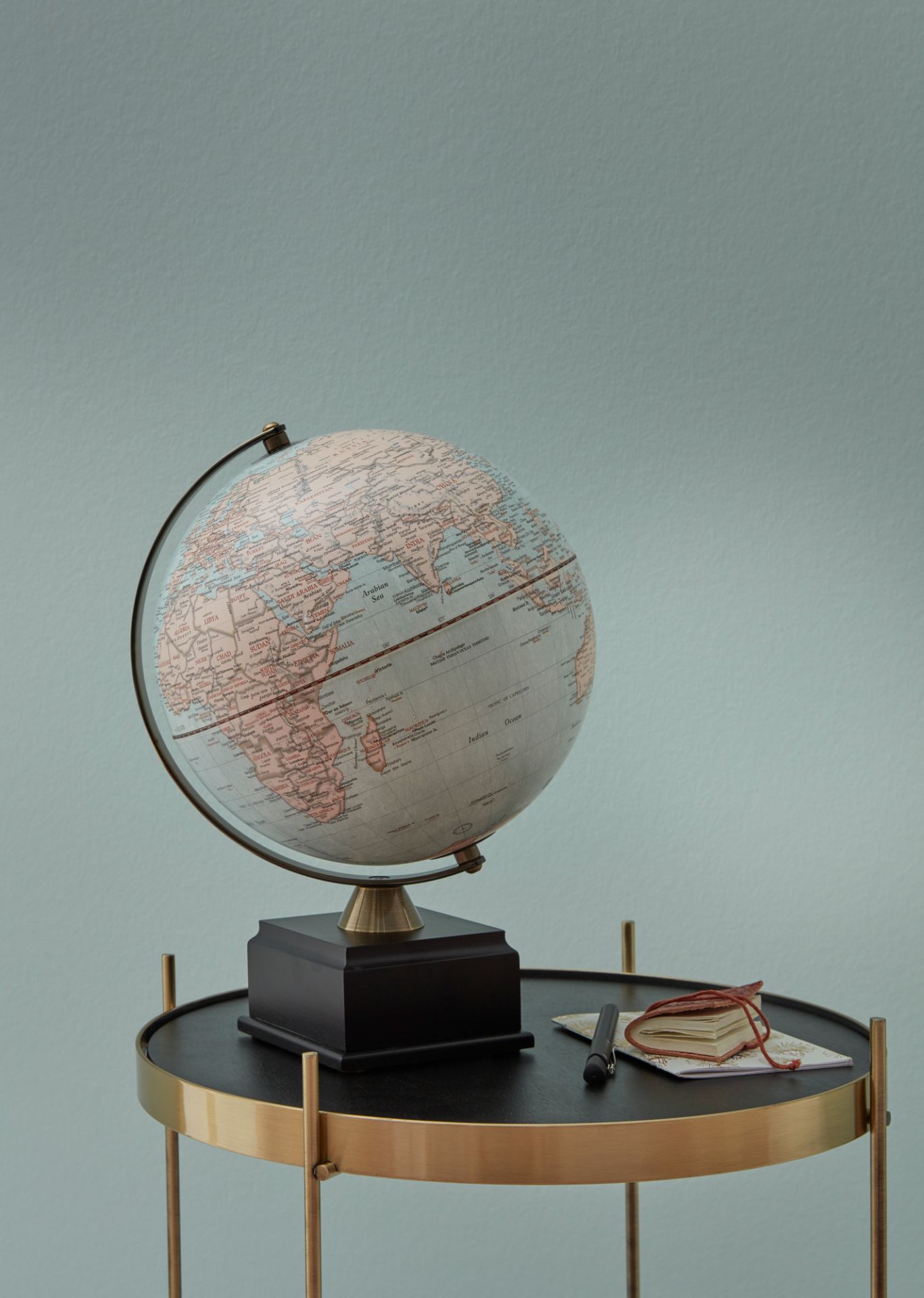 Globus Antique Monument Emform auf Beistelltisch: Dekorative Weltkugel mit antikem Design für stilvolles Wohnen.