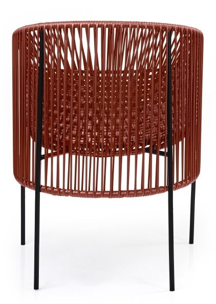 Caribe Chic Stuhl: Detailansicht des Outdoor-Stuhls mit braunem Geflecht und schwarzen Beinen.