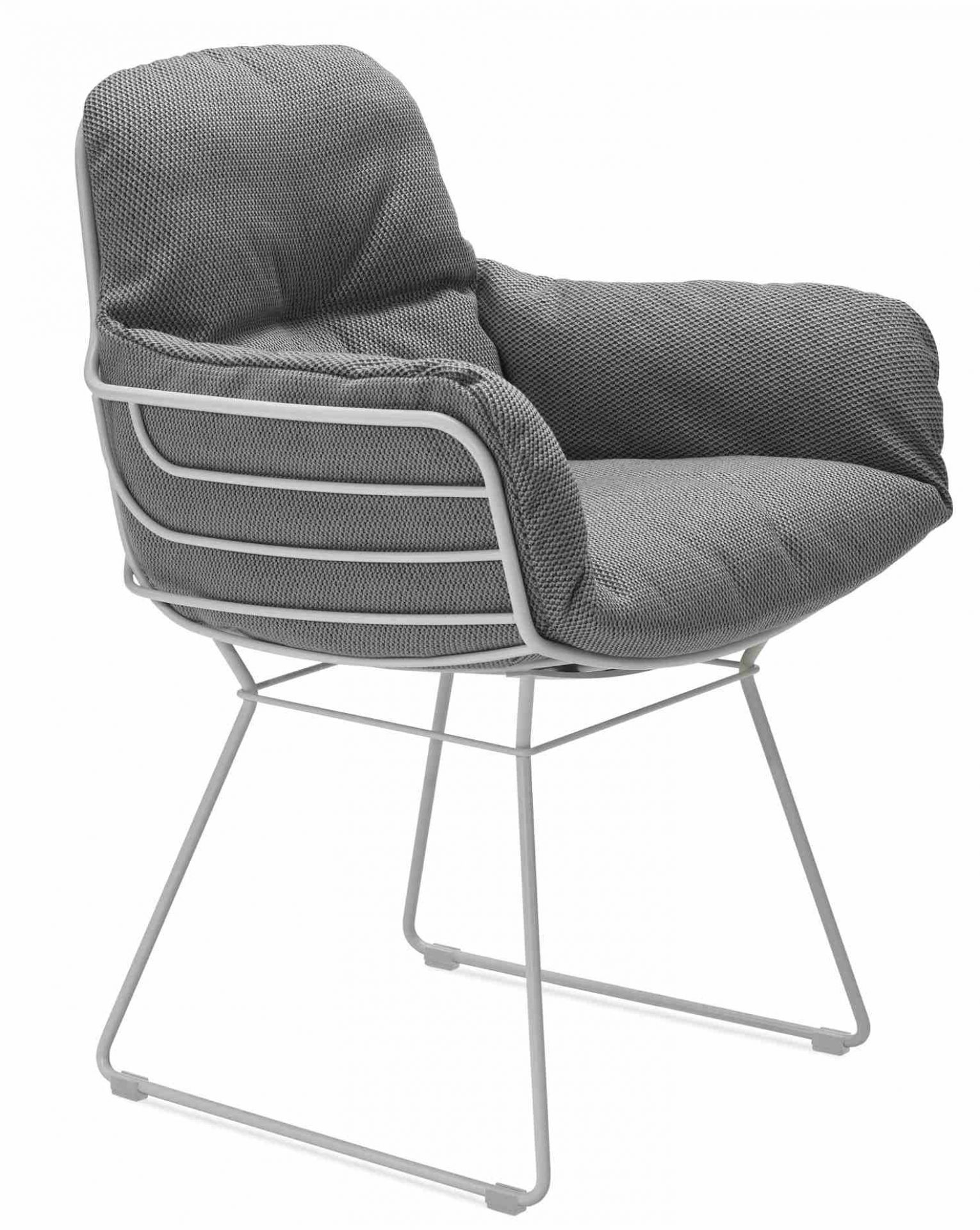 Leyasol Armchair High Outdoor von Freifrau Manufaktur: Grauer Sessel mit Armlehnen und filigranem Gestell.